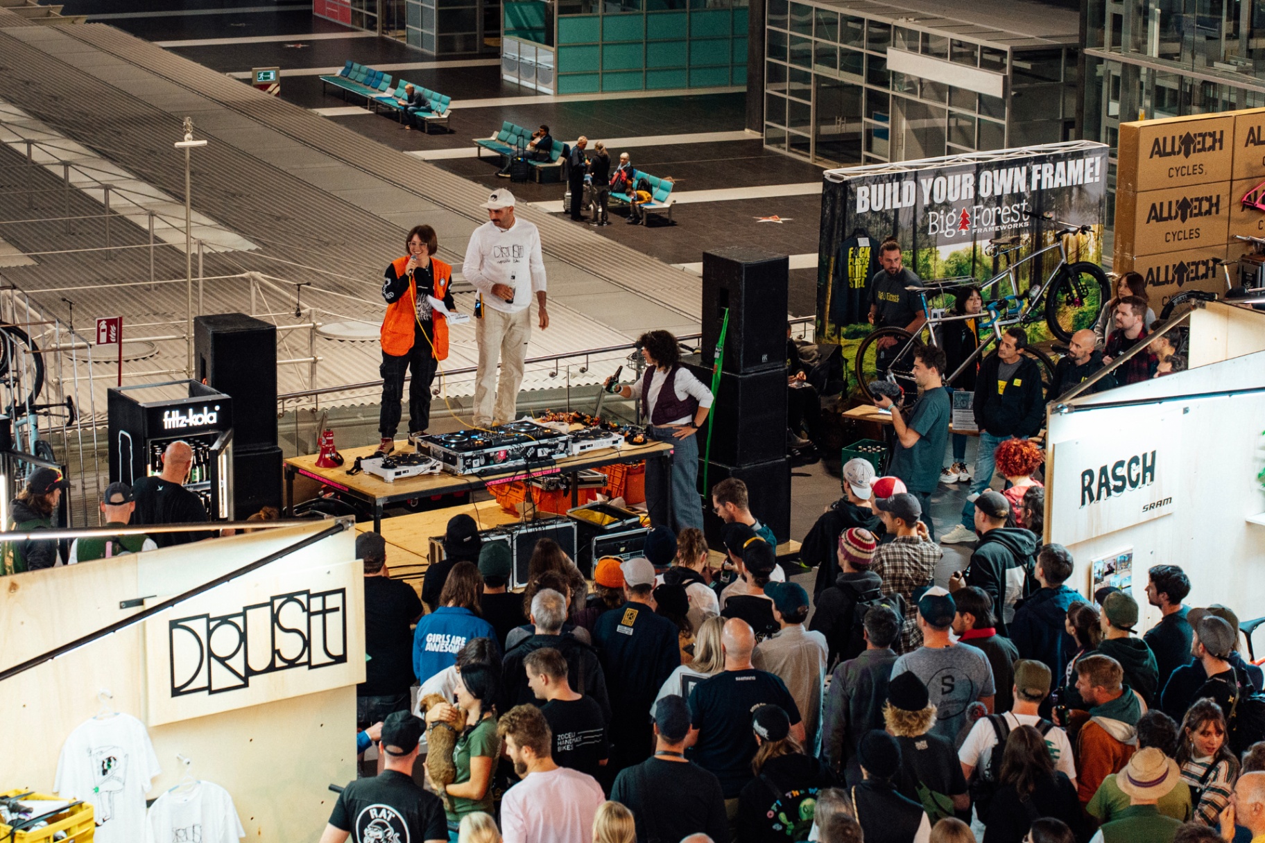 BESPOKED Dresden - awards stage and crowd
